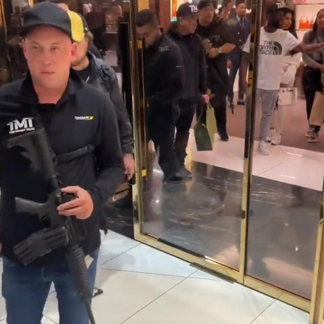 Mayweather Jr. okružen naoružanim zaštitarima