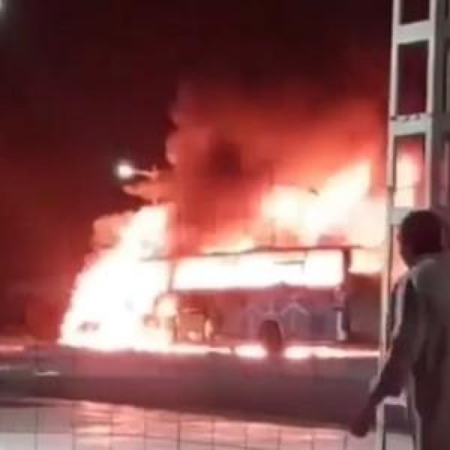 Prometna nesreća i požar u Alžiru