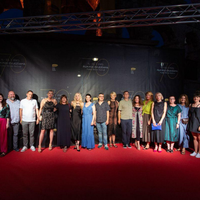 Ekipa filma ‘Tragovi‘ na crvenom tepihu