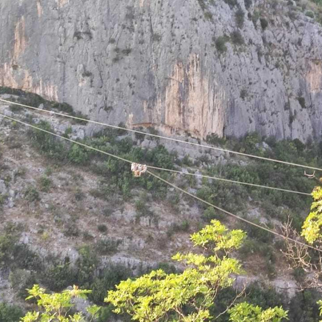 Turisti zapeli na zip lineu