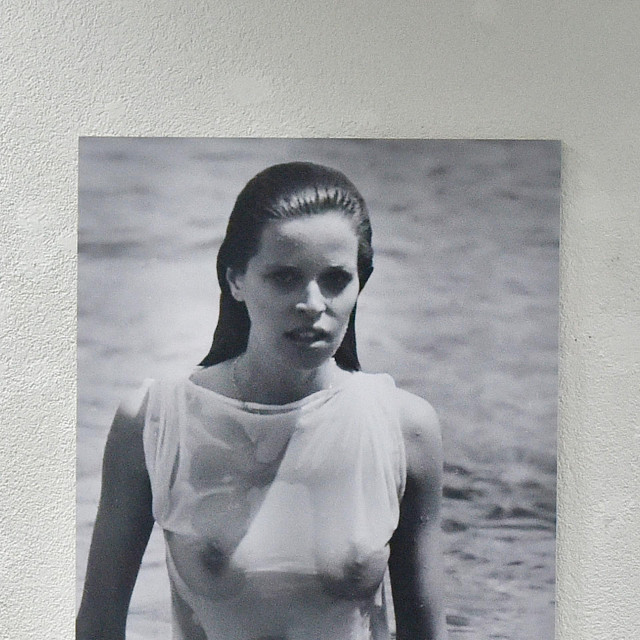 Fotografije glumice nastale su na Šolti tokom snimanja Zafranovićevog filma Pad Italije.