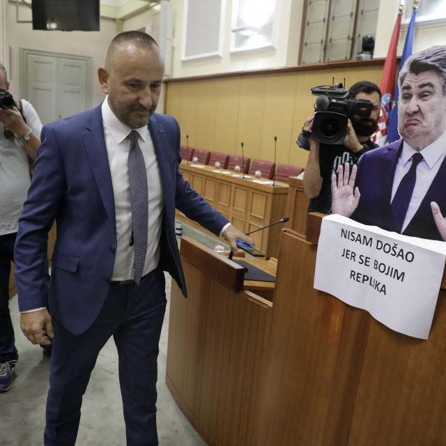 Hrvoje Zekanović postavio je fotografiju Zorana Milanovića za govornicu