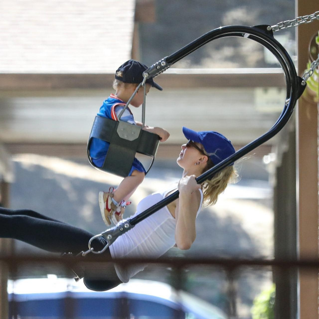 Jennifer Lawrence sa sinčićem