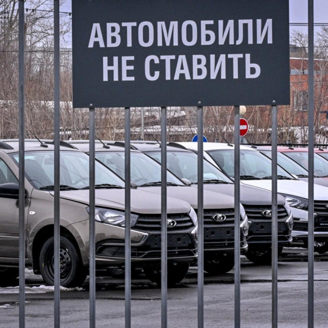 Lade u autosalonu u Rusiji; ilustracija