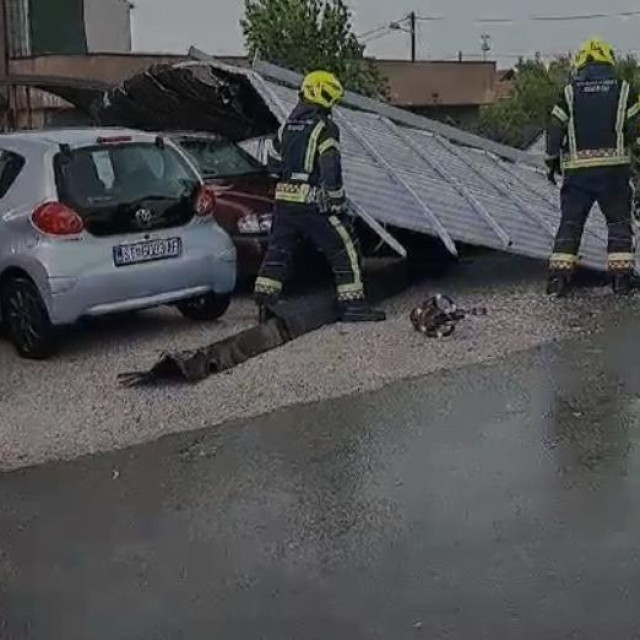Intervencija nakon nevremena na Trešnjevci, ispod limenog krova bio je zarobljen čovjek