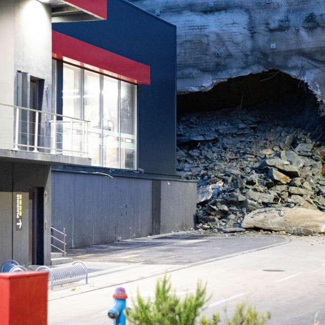 Urušeni potporni zid pokraj Plodina