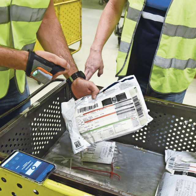 U ovoj industriji radi čak 11.772 zaposlenika. Pored toga, tvrtke iz branše postavljaju novu infrastrukturu za preuzimanje paketa - paketomate, koji su doživjeli uzlet