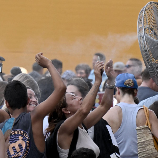 Turisti se u Rimu hlade ispred ventilatora s vodom prije ulaska u Kolosej