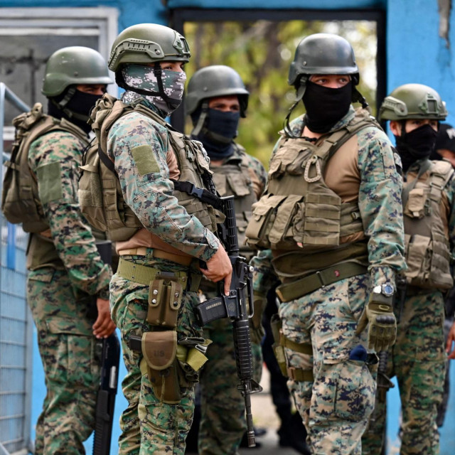 Najmanje šestero zatvorenika smrtno je stradalo, a njih 11 je ozlijeđeno nakon nedjeljnih nereda, prema podacima upravitelja zatvora u Guayaquilu.