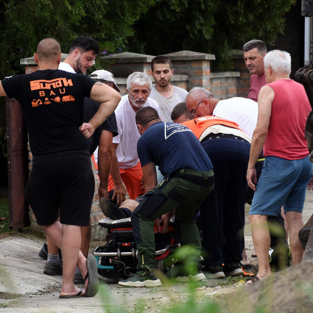 Hitna pomoc odvozi ozlijeđenog