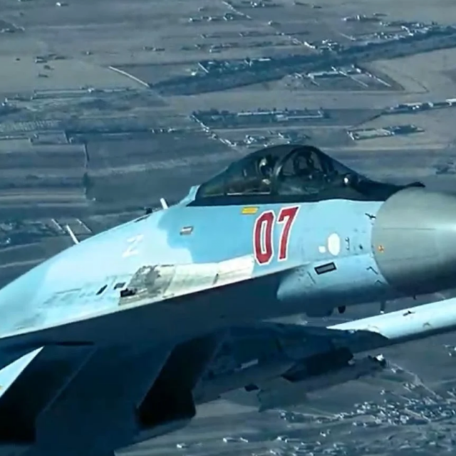 Prelet ruskog Su-35 iznad američkog Reapera