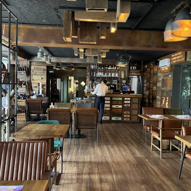 Unutrašnjost restorana je prostrana, ukusno uređena i s dovoljno prostora između stolova