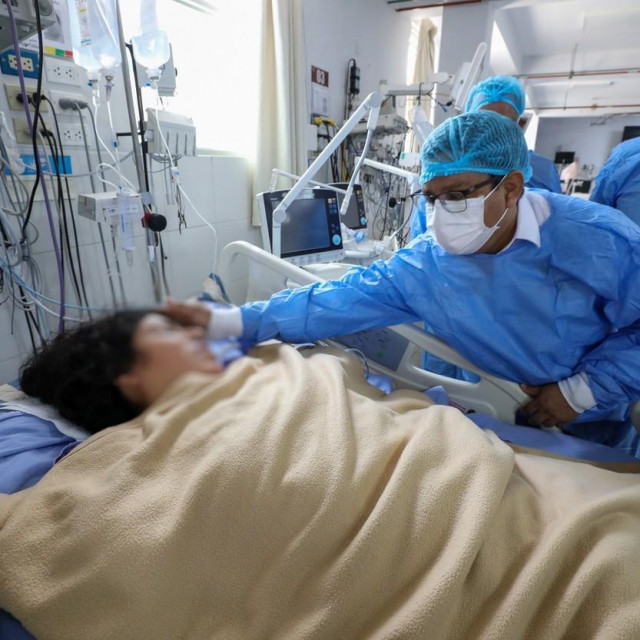 Ministar zdravstva Cesar Vasquez posjećuje pacijente u Limi