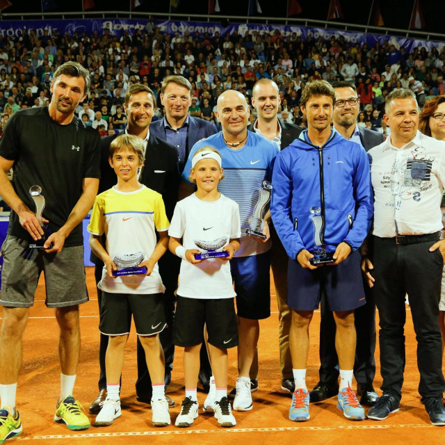 Dino Prižmić pored Gorana Ivaniševića, na fotografiji su i Andre Agassi i Juan Carlos Ferrero (2016.)