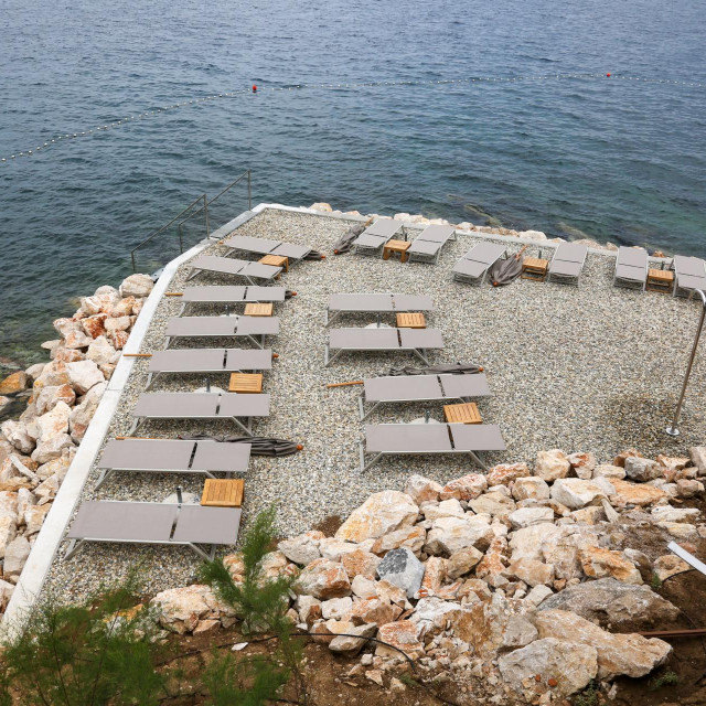 Novoizgrađena plaža ispod hotela Petram još se uvijek oprema