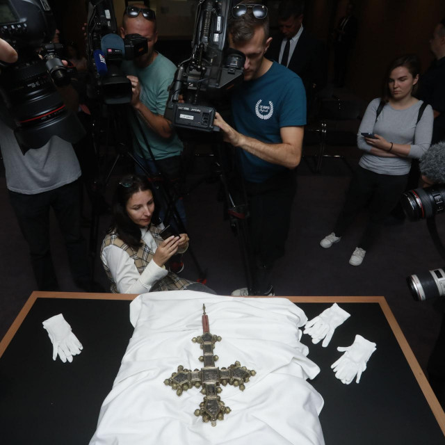 Primopredaja vrijednog kulturnog dobra,procesijskog križa iz XIV. stoljeća