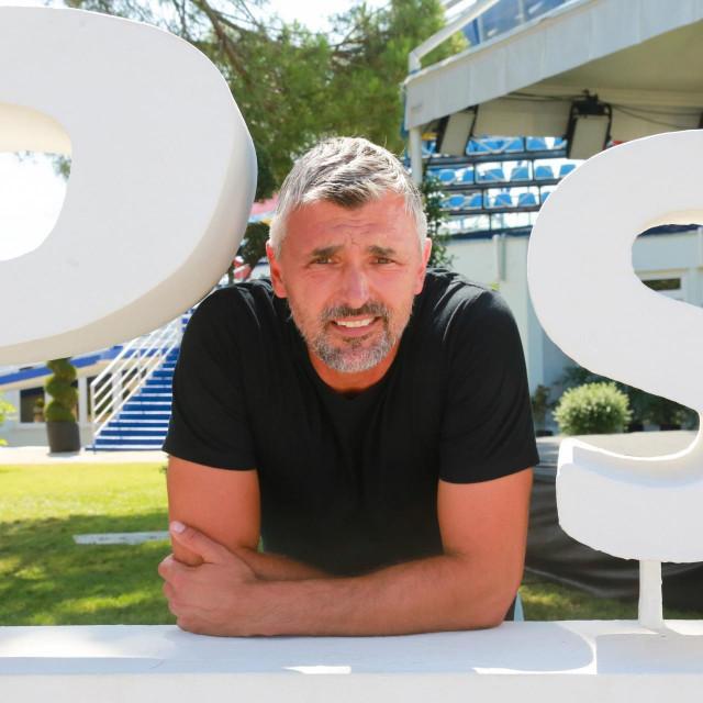 Goran Ivanišević ispred svog naziva na stadiona u Stella Marisu