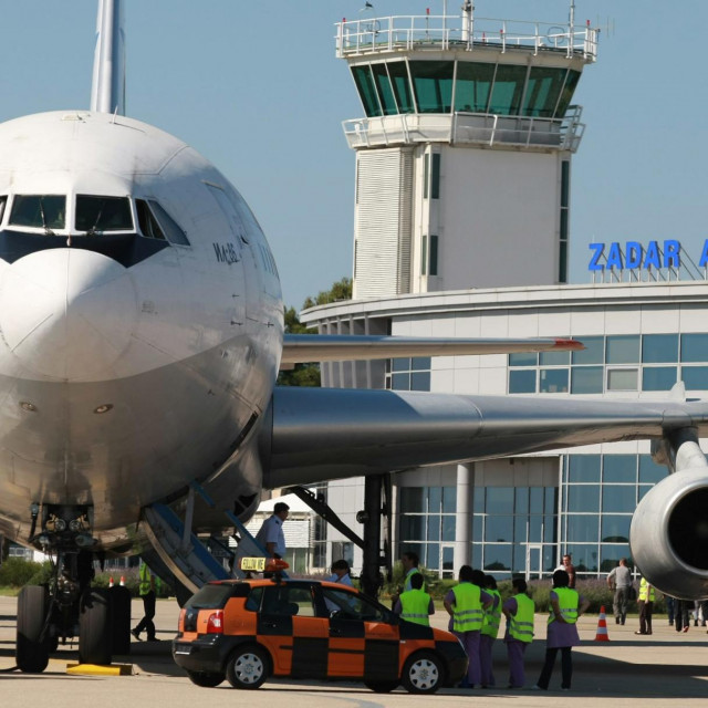 Zadar, 060708.
Zadarska Zracna luka ove je subote i nedjelje imala rekordni broj putnika.Osim velikog broja zrakoplova low coast kompanija na aerodrom sletili i veliki ” Iljusini ” s 350 mjesta iz Rusije.
