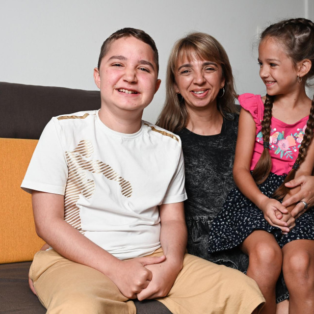 Mateo Sverić, mama Ivana i sestra Mia