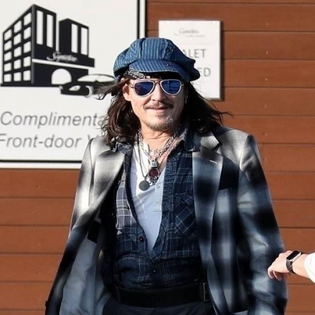 Johnny Depp nakon izlaska iz privatnog zrakoplova