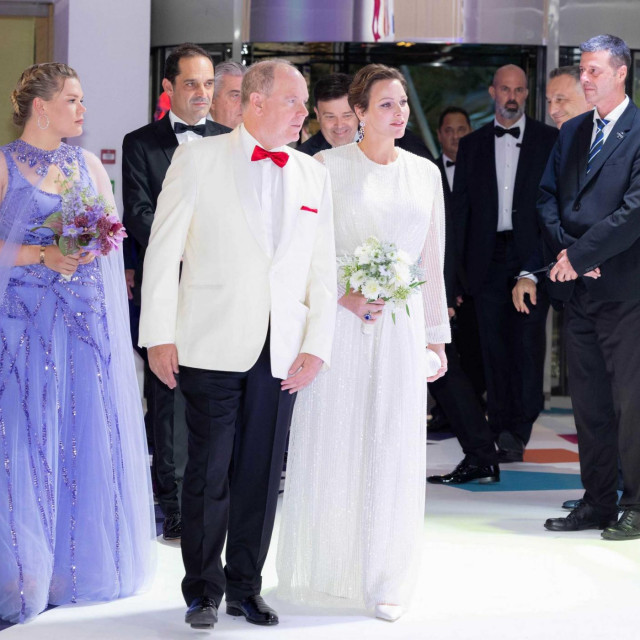 Princ i princeza prate tradicionalnu dobrotvornu lutriju na balu