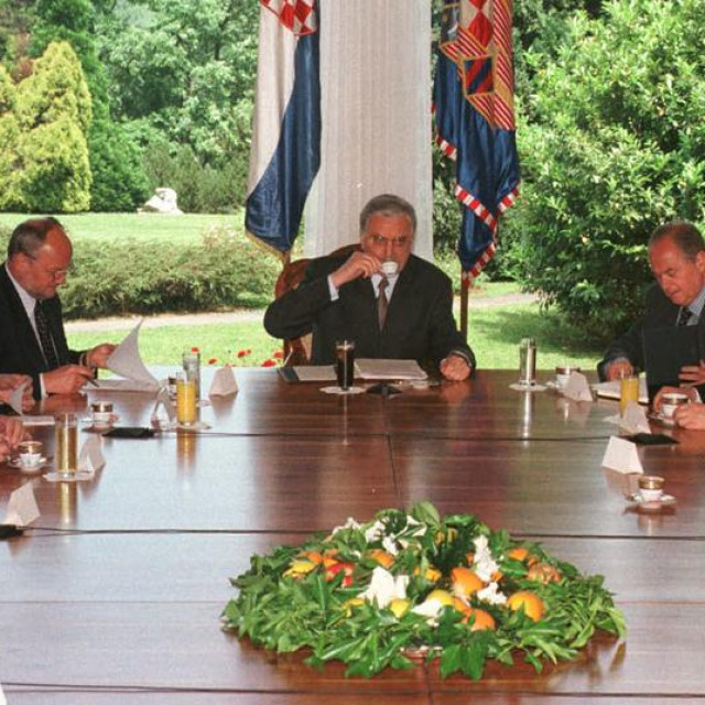 Franjo Tuđman predsjeda sjednicom VONS-a 1998. godine
