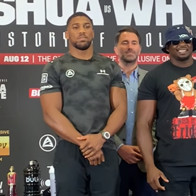 Anthony Joshua (lijevo), Eddie Hearn (sredina) i Dillian Whyte (desno)