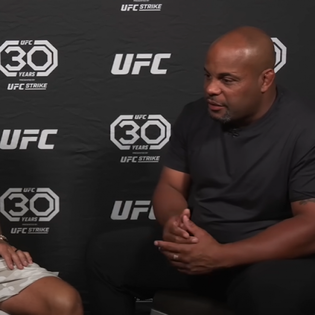 Dustin Poirier (lijevo) i Daniel Cormier (desno)
