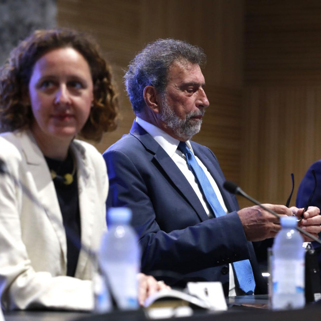 Radovan Fuchs predstavlja prijedlog Zakona o hrvatskom jeziku.
Na fotografiji: Nina Obuljen Koržinek, Radovan Fuchs, Marin Piletić