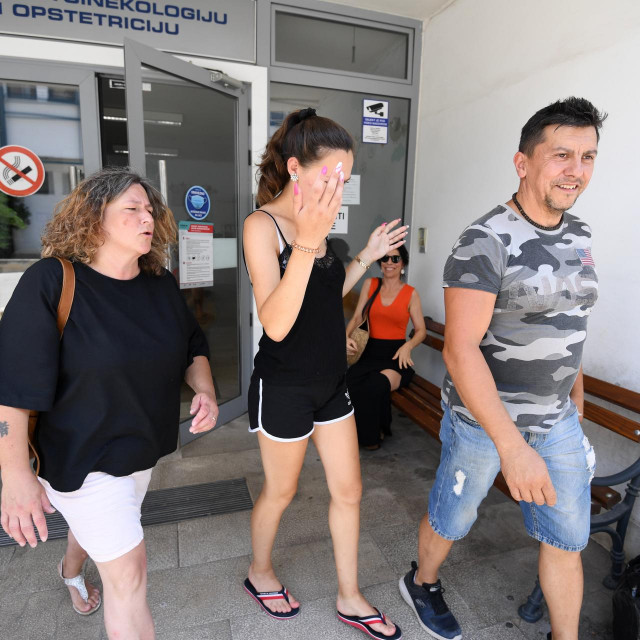 Rodilja s Paklenice posjetila je svoju bebu u zadarskoj bolnici. Djevojka je došla u pratnji svoje majke i obiteljskog prijatelja
