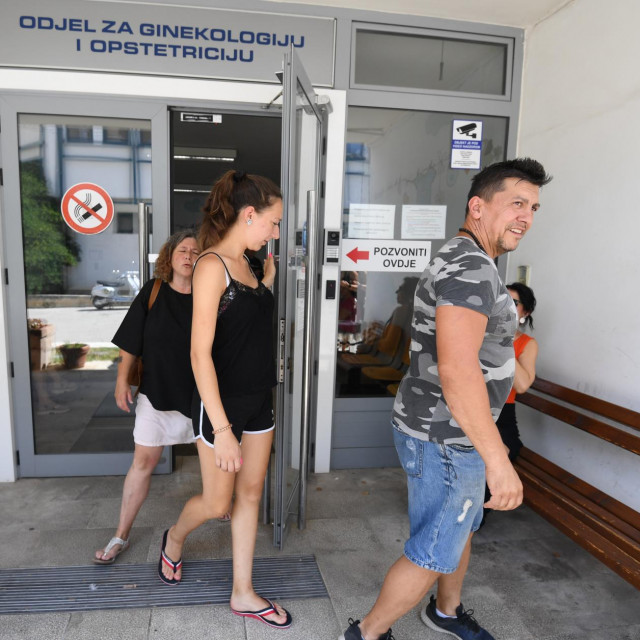Zadar, 010823.
Rodilja s Paklenice posjetila je svoju bebu u zadarskoj bolnici. Djevojka je dosla u pratnji svoje majke i obiteljskog prijatelja.