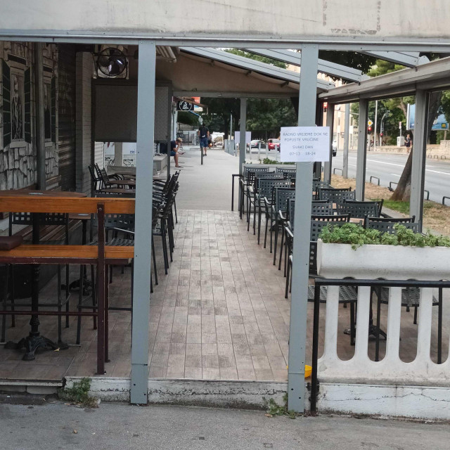 Privremeno zatvoreni splitski kafić s obavijesti za goste