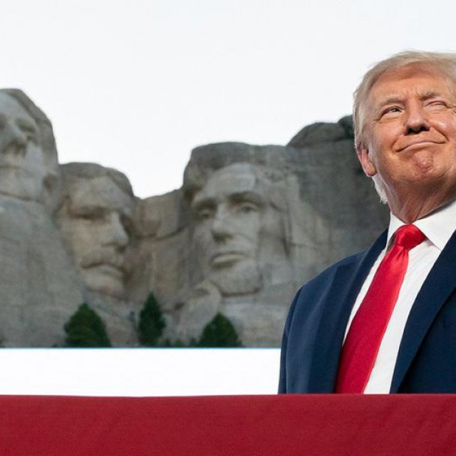 Donald Trump ispred spomenika veliki američkim predsjednicima u Mount Rushmoreu