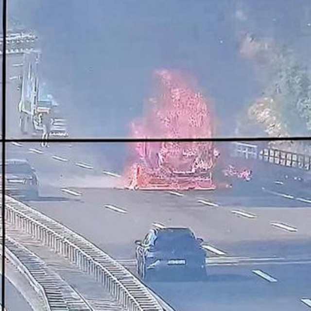 Zapaljeni teretnjak na A1