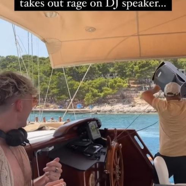 Kapetan je bacio zvučnik s broda u more