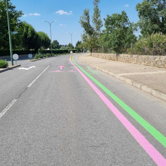 Šarene trake na kolniku