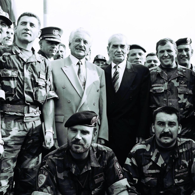 Knin 6. kolovoza 1995. Povodom oslobodjenja Knina zastavu je podigao predsjednik Franjo Tudjman.
Na fotografiji: Damir Krsticevic, Ivan Korade, Ante Gotovina, Kresimir Kaspar, Franjo Tudjman, Gojko Susak, Miljenko Filipovic, Rahim Ademi, Ante Kotromanovic.
 