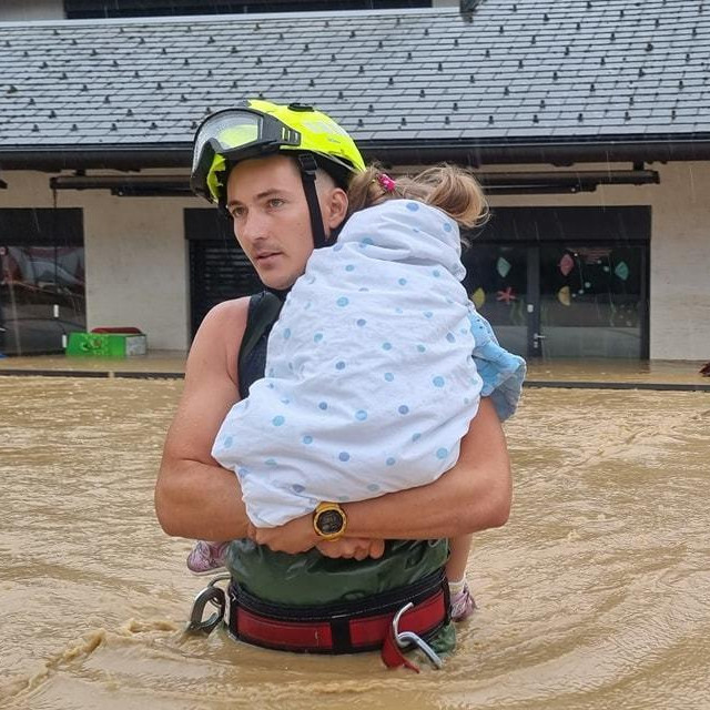 Spašavanje djece u Mengešu