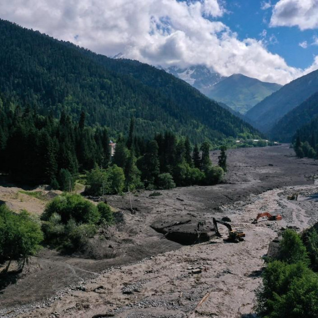 Timovi za potragu i spašavanje provode akciju helikopterom nakon poplava