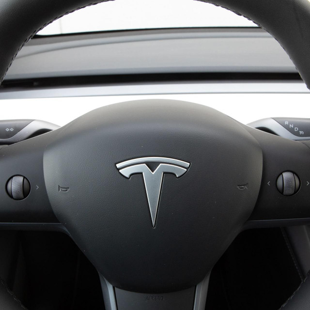 Tesla Model Y ilustracija