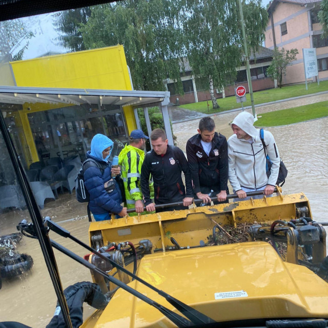 Hrvatski stolnoteniski reprezentativci spašavaju se od nabujale vode na bageru