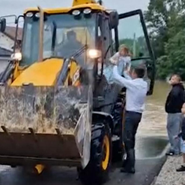 Margje i Oliver iz Javorja idu bagerom na krštenje