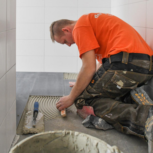 Iz Hrvatske obrtničke komore kažu da je u sektoru graditeljstva do povećanja cijena usluga došlo dijelom i zbog deficita radne snage, kao i zbog povećanje potražnje za tom vrstom radova