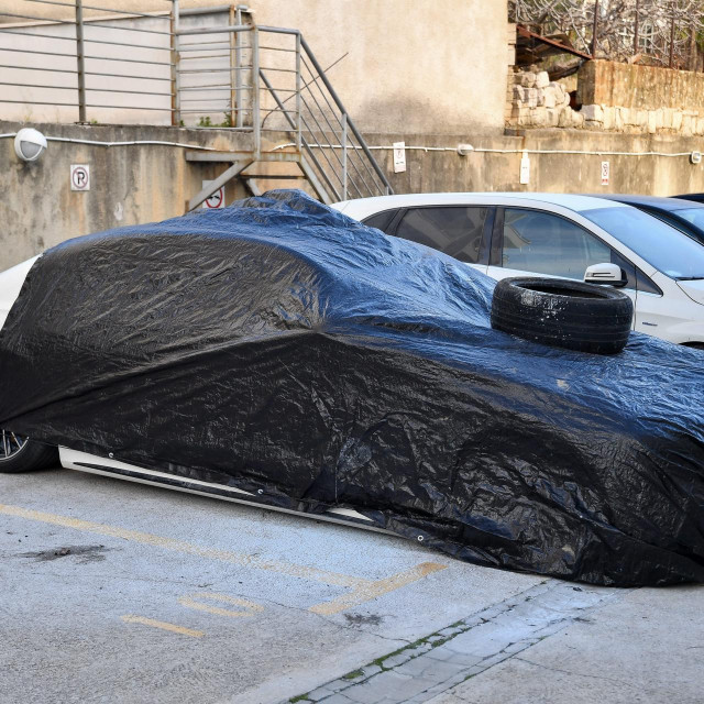 U Solitudu izgorio Mercedes S-klase