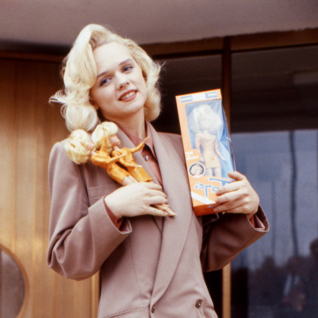 Tatjana Cameron Tajči drži lutku Tajči
 