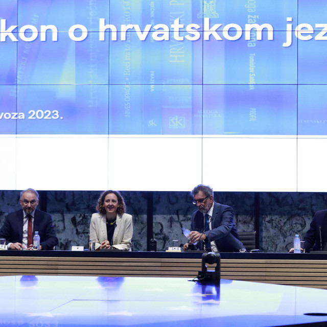 Radovan Fuchs predstavlja prijedlog Zakona o hravatskom jeziku.
Na fotografiji; Nina Obljen Koržinek, Radovan Fuchs, Marin Piletić
