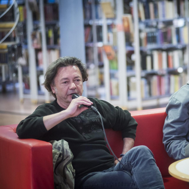 U gradskoj knjižnici Juraj Šižgorić, Noć knjige 2016.
Na fotografiji: Zoran Pongrašić i Aljoša Vuković