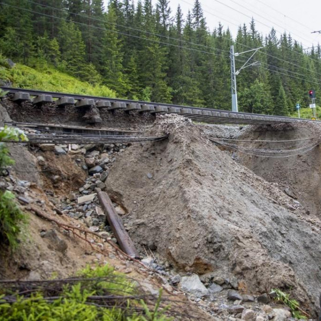 Oštećena je i željeznička linija u Bergenu