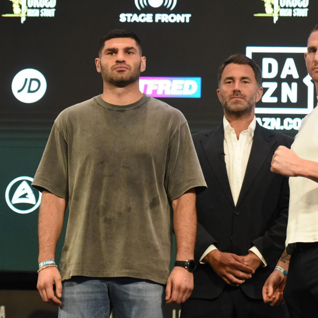 S lijeva na desno: Filip Hrgović, Eddie Hearn i Demsey McKean