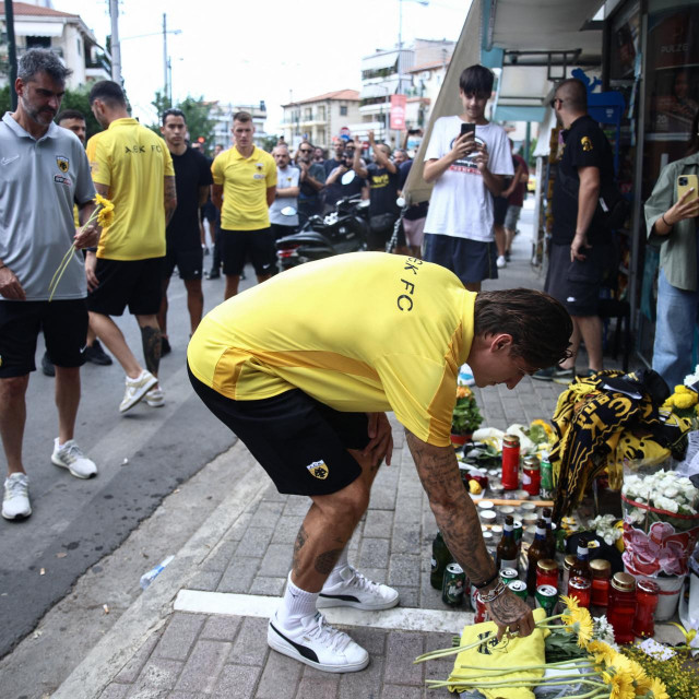 Svijeće i cvijeće na mjestu gdje je ubijen navijač AEK-a